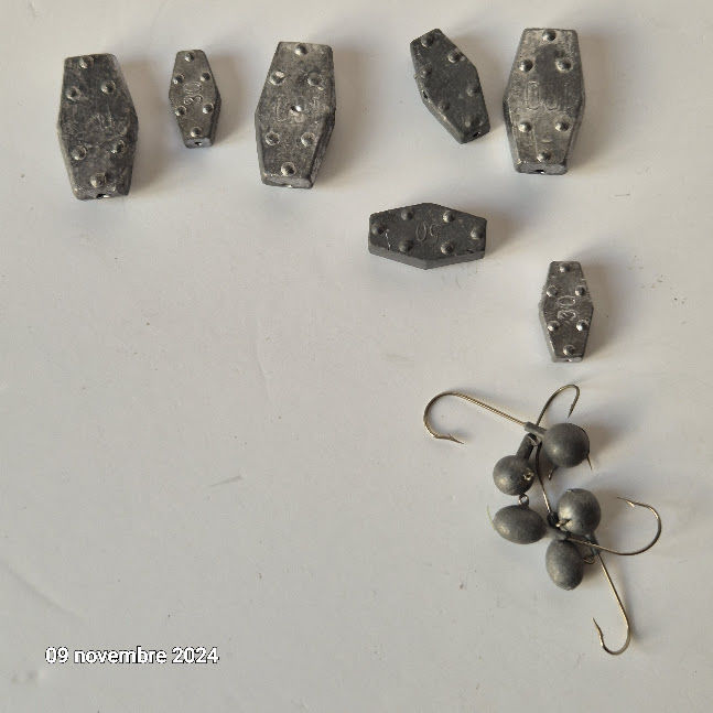 Lot de plombs hexagonaux � grains et d'hame�ons plomb�s 7 Saumur (49)