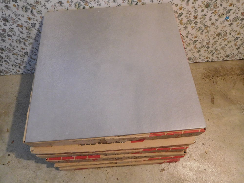 Sur plus de 7 m de carrelage gris clair 
14 Frangy (74)