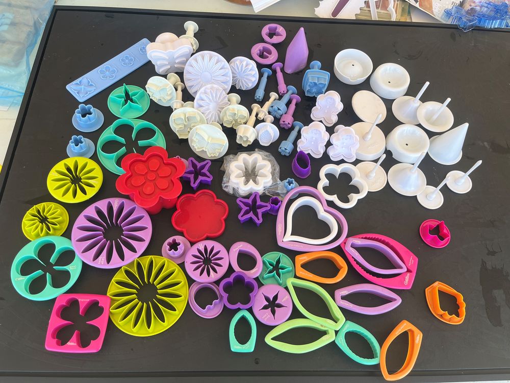 Lot de plus de 70 emportes pi�ces motifs fleurs pour g�teaux 45 Trois-Rivi�res (97)