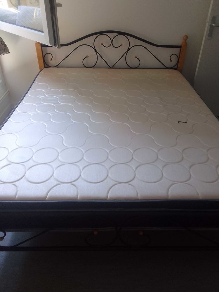 lit plus sommier tr�s bonne �tat. 450 �vry (91)