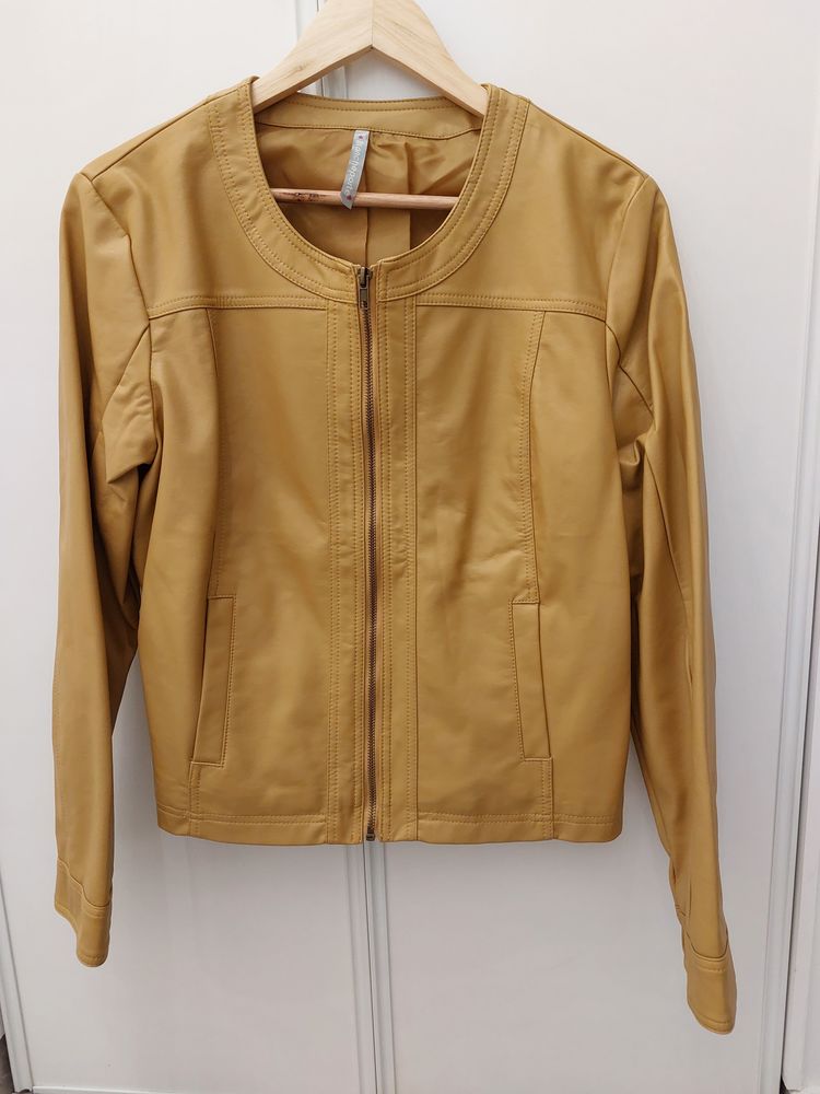 Plusieurs blousons courts, robes. Taille 44. 10 P�rouges (01)