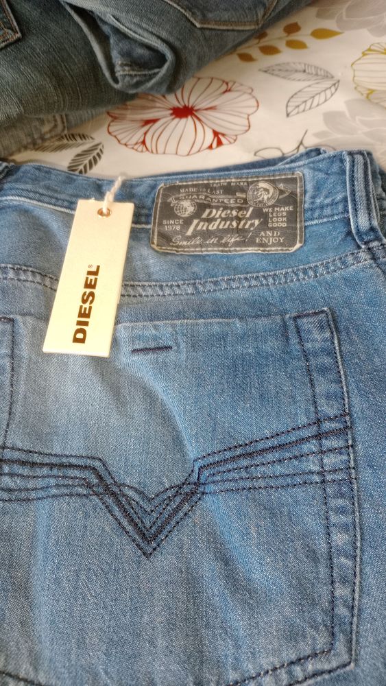 plusieurs jeans de marques. chaque jeans  sont au m�me  prix 35 Mouchin (59)