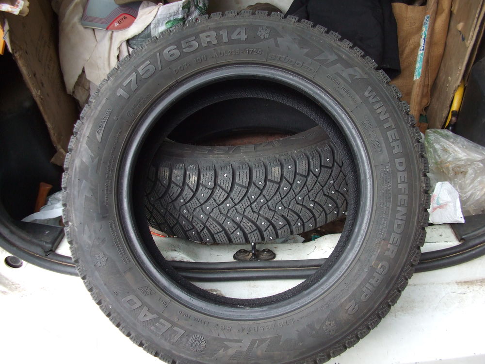 2 PNEUS CLOUTES 175/65/R 14 comme neufs 100 Vabre (81)