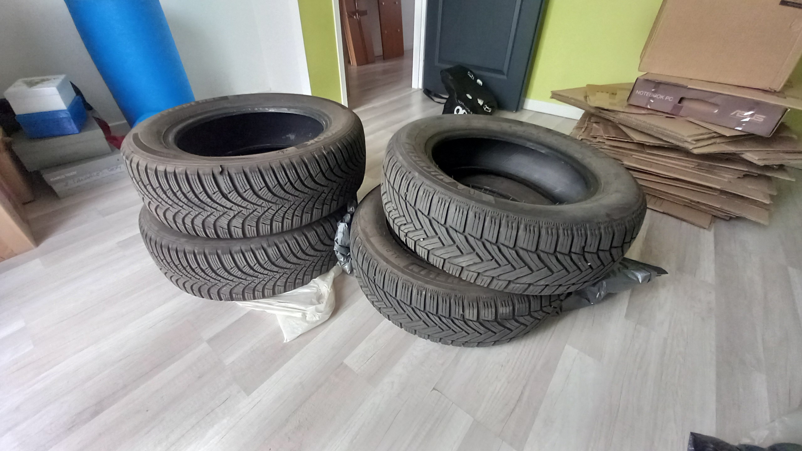 4 pneus neige (2 Michelin et 2 Hankook) 80 Bouxi�res-aux-Ch�nes (54)