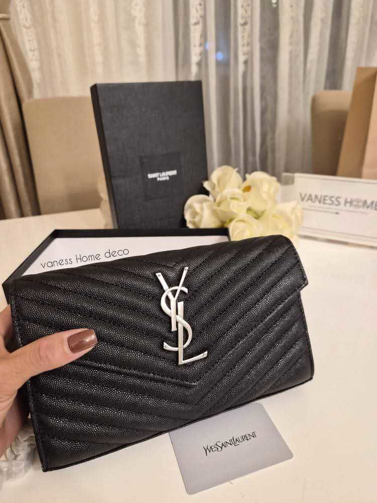 pochette cassandre ysl neuf avec boite remis en main propre 200 Les Lilas (93)