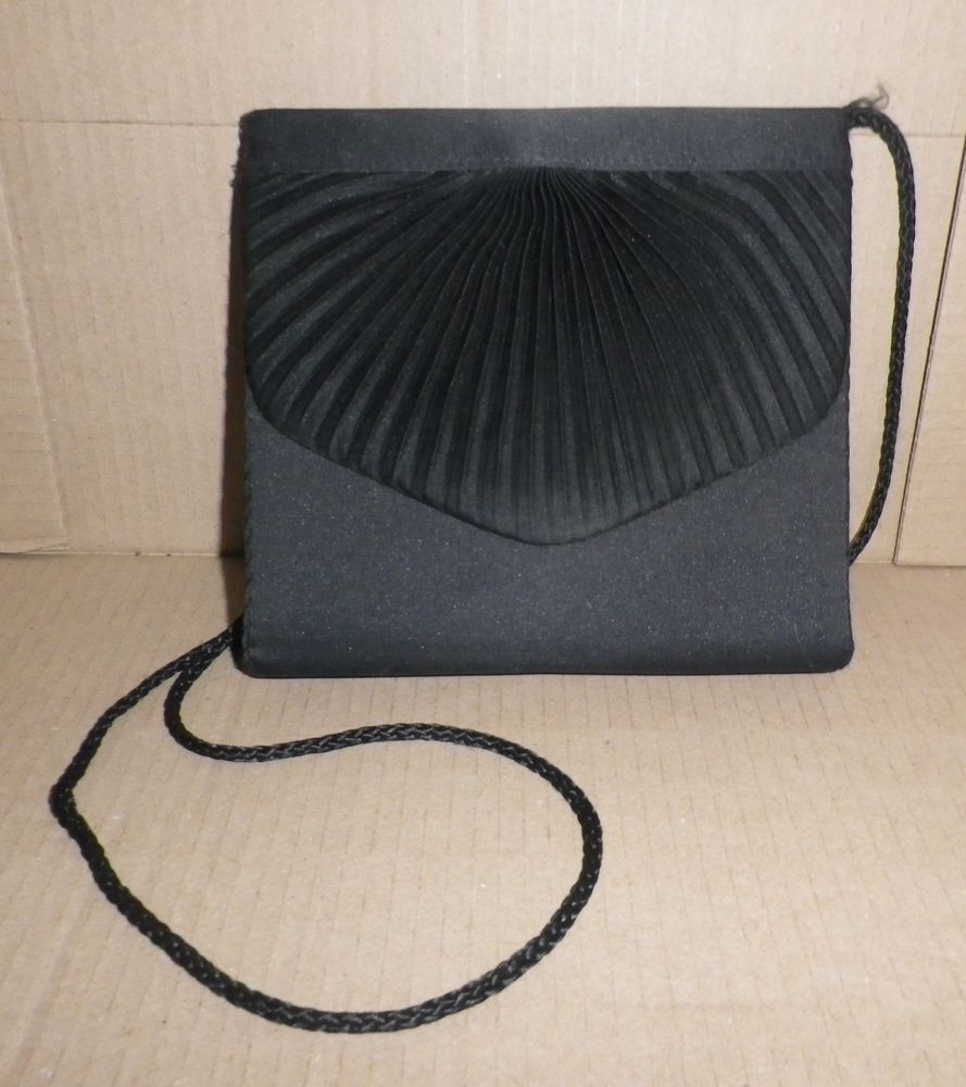 POCHETTE DE CEREMONIE NOIRE DEVANT PLISSE 5 Bubry (56)