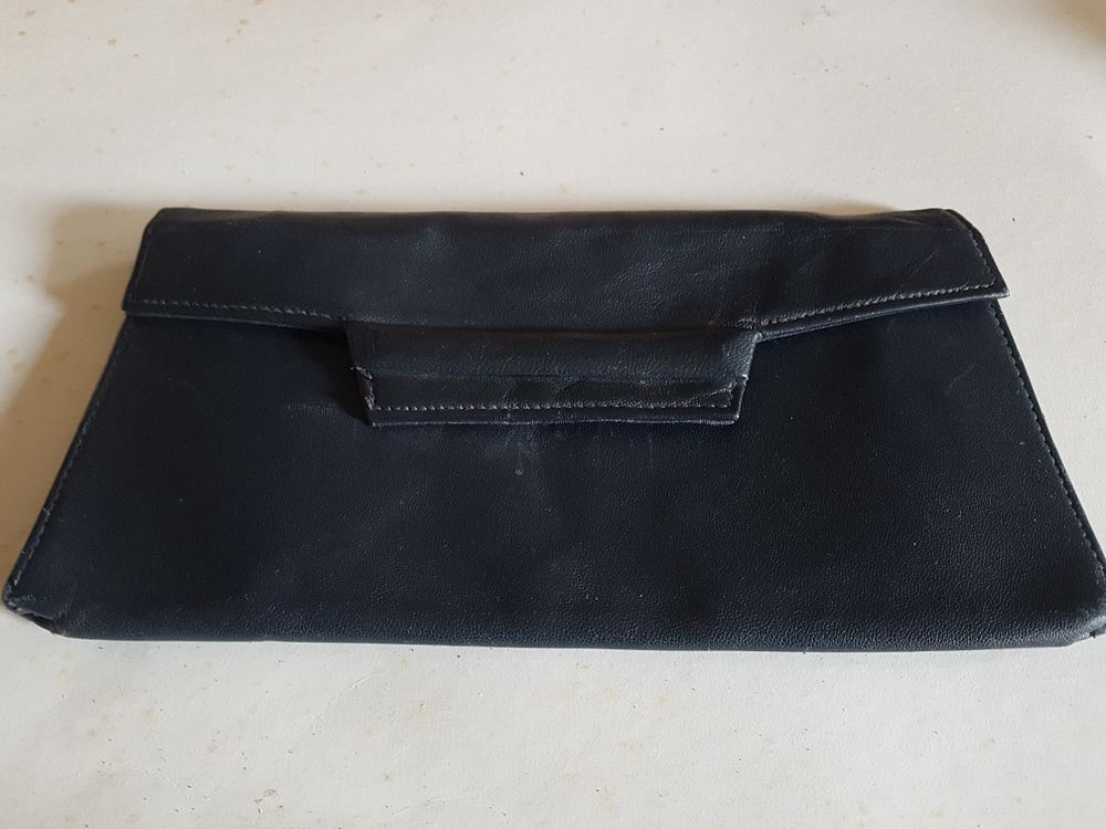 Pochette en cuir bleu marine, doubl�e, vintage 10 Mouxy (73)