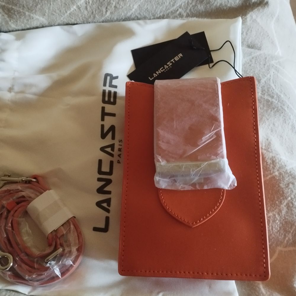 POCHETTE CUIR LANCASTER PORTABLE 80 Noisy-le-Grand (93)