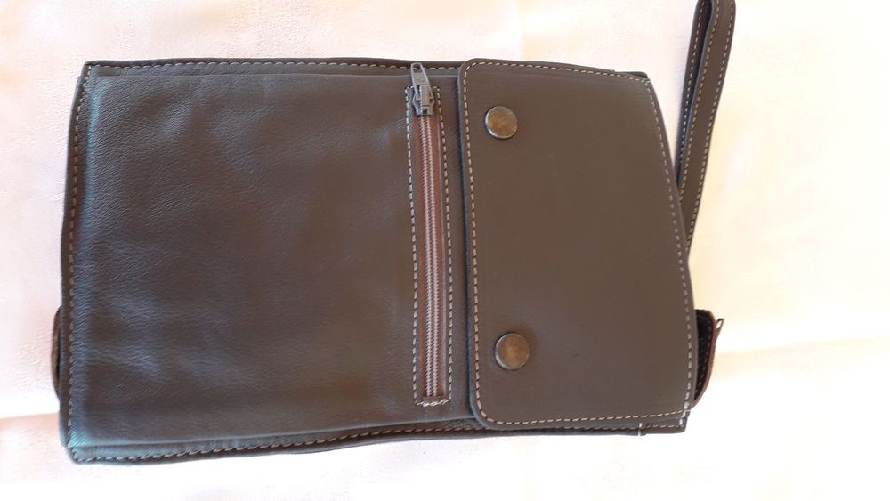 Pochette en cuir pour homme
30 Salon-de-Provence (13)