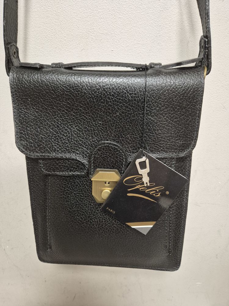 Pochette homme en cuir grain� avec bandouli�re 15 Fontenay-sous-Bois (94)