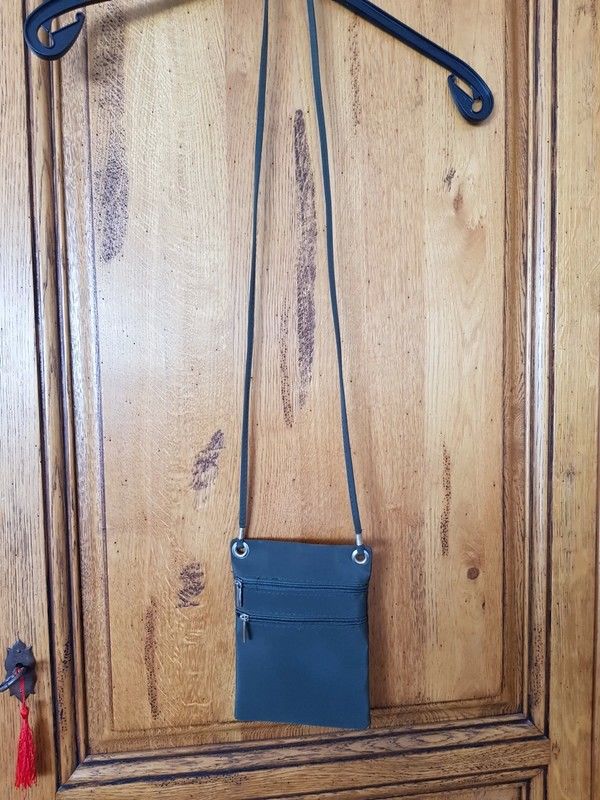 Pochette kaki se porte en bandouli�re neuve 15 cm sur 21 cm 5 Viriat (01)