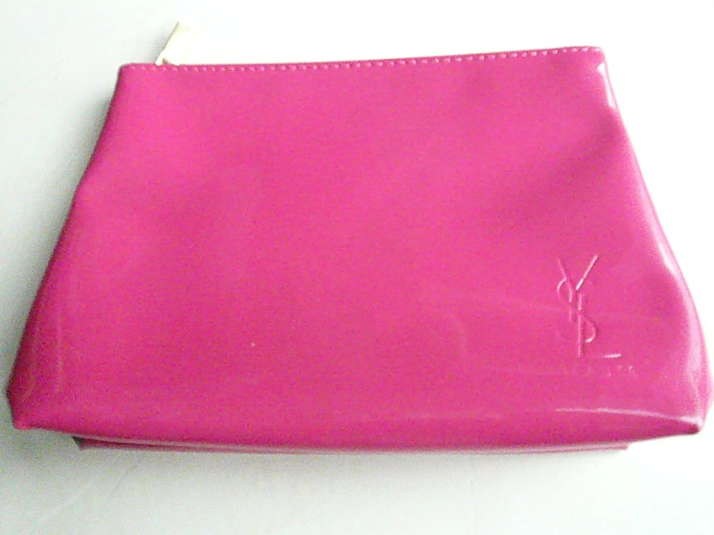Pochette � maquillage avec logo 15 Franqueville-Saint-Pierre (76)