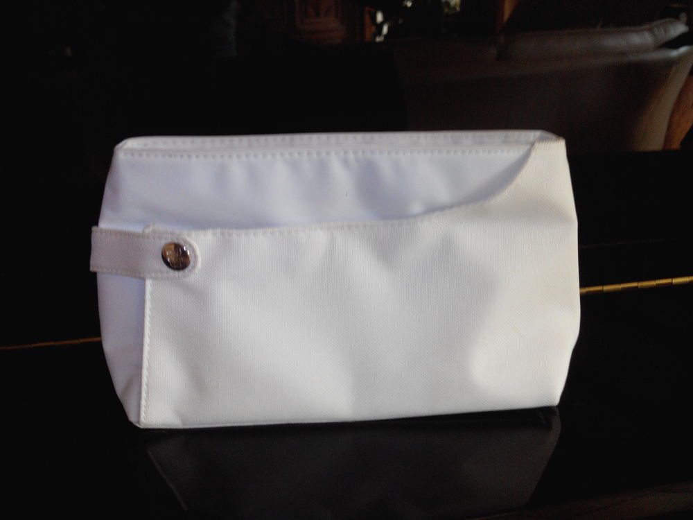 pochette maquillage Guerlain 8 La Falaise (78)