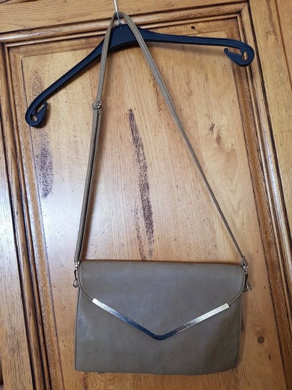 Pochette marron neuve peux se mettre en bandouli�re poches i 10 Viriat (01)