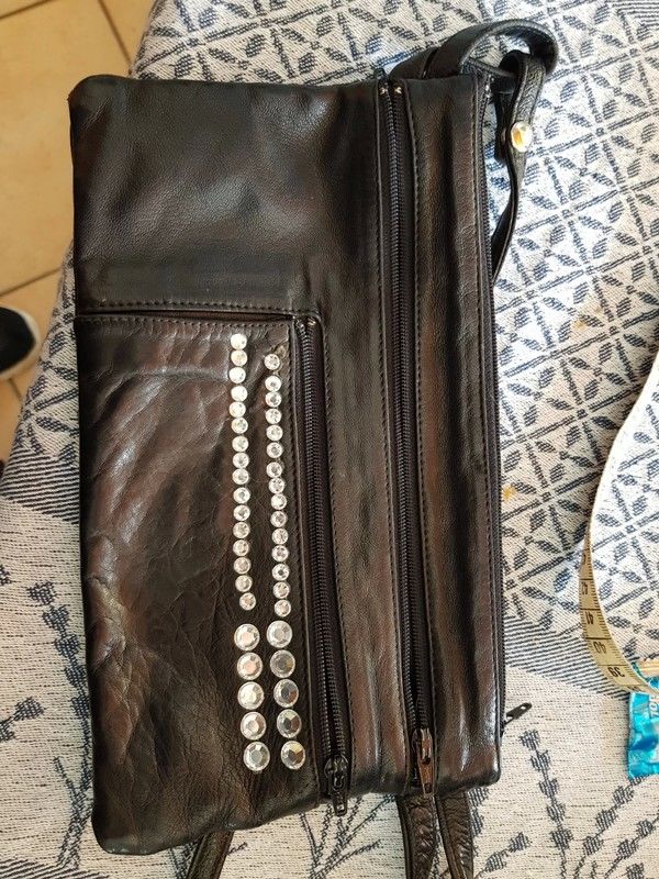 Pochette noire avec strass tres bon etat plusieurs poches pe 7 Viriat (01)