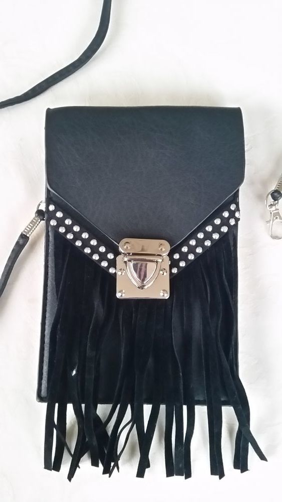 Pochette noire clout�e 
0 Hem (59)