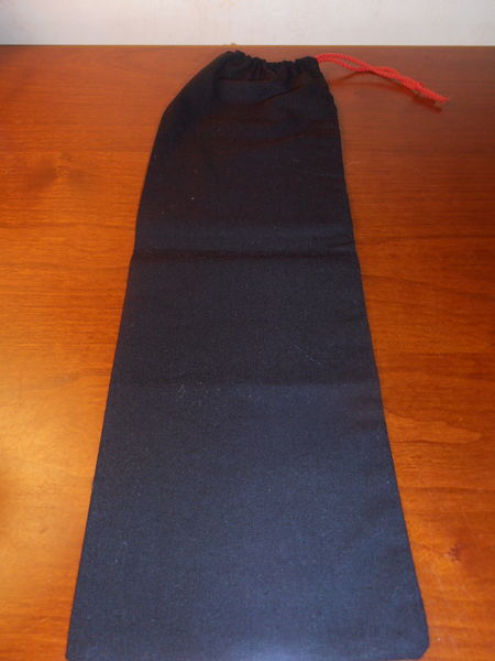 Pochette en rouge et noir (70) 1 Tours (37)