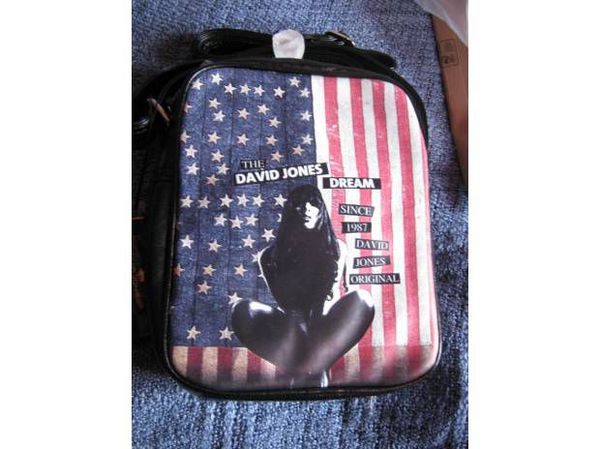 Pochette en synth�tique, sign�e David Jones 10 Le Bouscat (33)