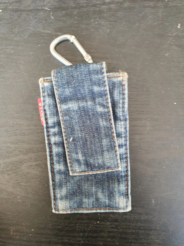 pochette telephone en jean 
1 Aubvillers (80)