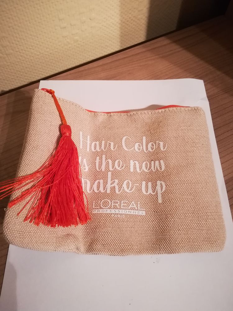 POCHETTE /TROUSSE DE BEAUTE AVEC POMPON  ORANGE
0 Mouvaux (59)