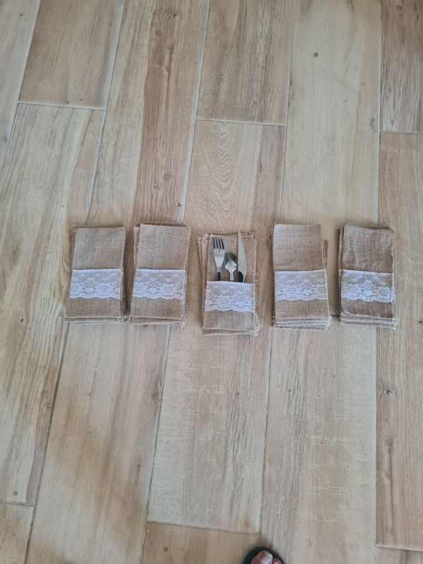 50 pochettes porte couvert en toile de jute pour mariage 30 Montferrat (38)