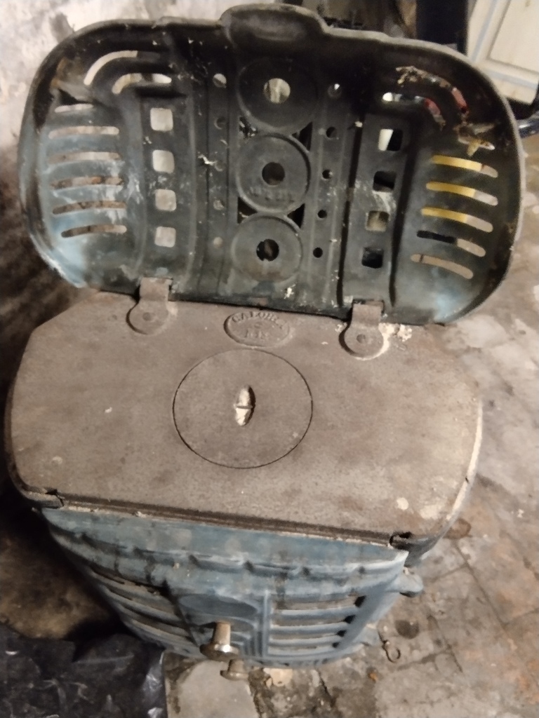 Po�le ancien en fonte � r�nover ou d�co 40 Brugny-Vaudancourt (51)