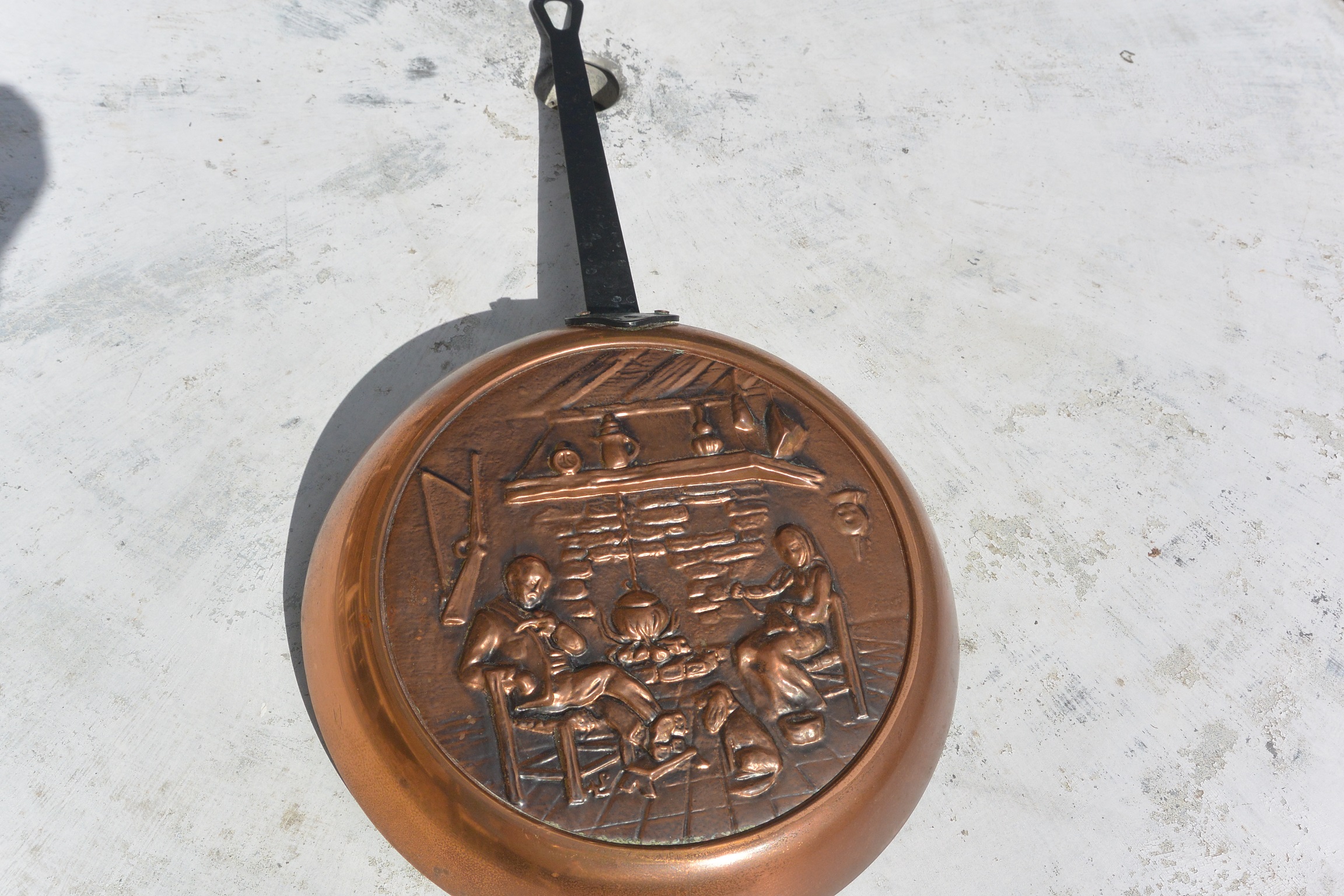 Po�le ancienne en cuivre   Pr�s de la chemin�e   20 Gargenville (78)