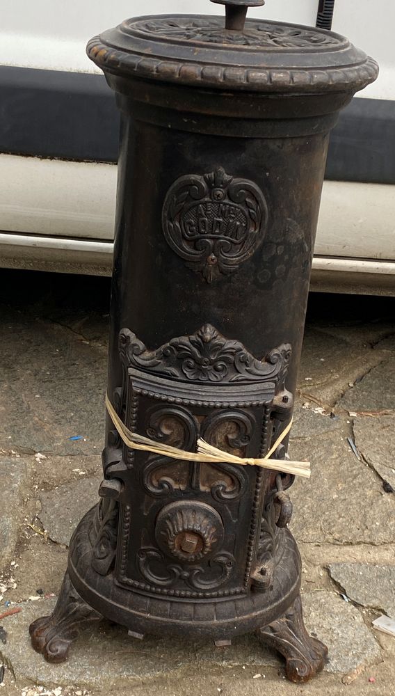 po�le � bois ou � charbon
marque Godin, type 2121
180 Mandres-les-Roses (94)