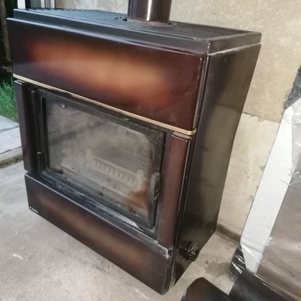Poele a bois marque supra avec ces tuyaux marrons 300 Grandvillers-aux-Bois (60)
