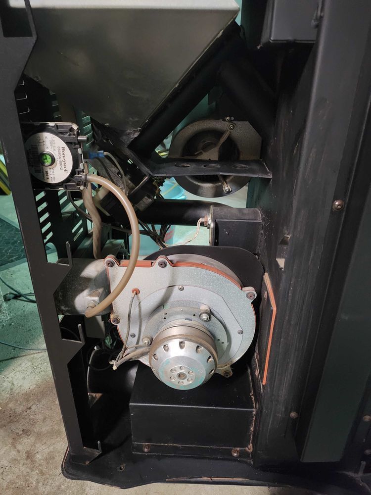 po�le �  granul�s en c�ramique bordeaux,tr�s bon �tat. 1500 Ch�teau-Thierry (02)