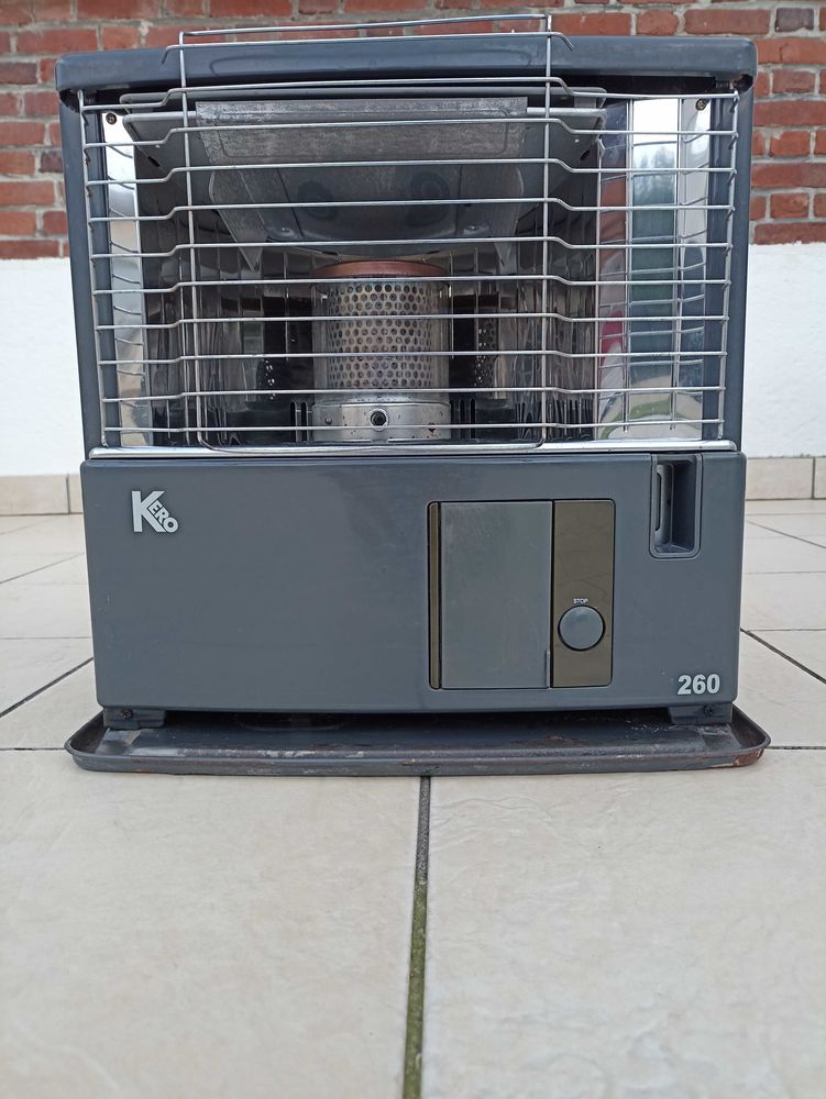 Po�le �  p�trole Feu �  p�trole 
Tr�s bon �tat de fonctionnement 
Paiement en esp�ces en mains propres uniquement 90 Douai (59)