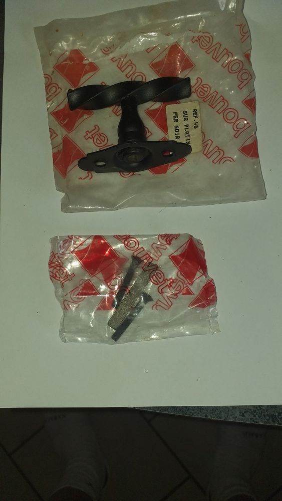 4 pogn�es de fen�tres en fer forg� 20 Rai (61)