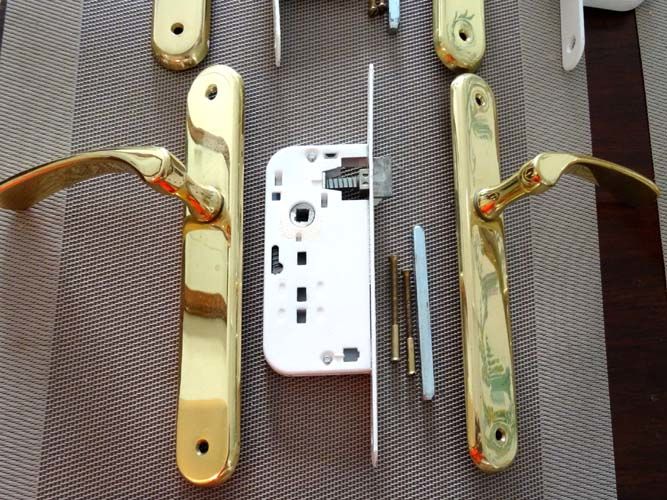 Poign�e de porte en laiton polis + serrure, lot de 2,TBE 16 Paris 4 (75)