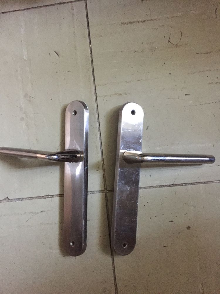 poign�e de portes 25 Saint-Denis (93)