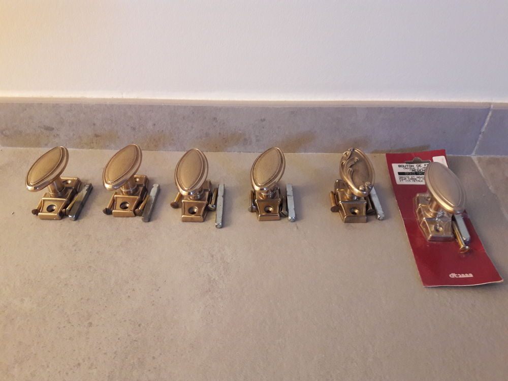 Poign�es de fen�tre bronze 0 Mont�vrain (77)