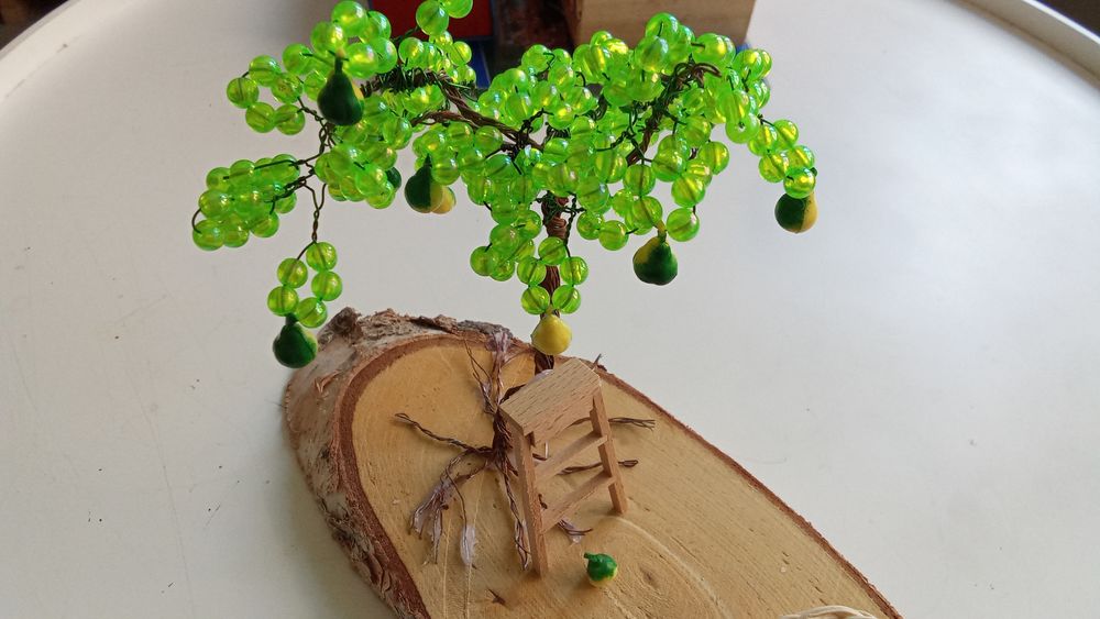 Poirier en perles sur socle en bois 12 Bozouls (12)