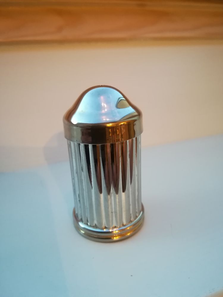 POIVRIERE ANCIENNE  EN METAL / collection   
0 Mouvaux (59)