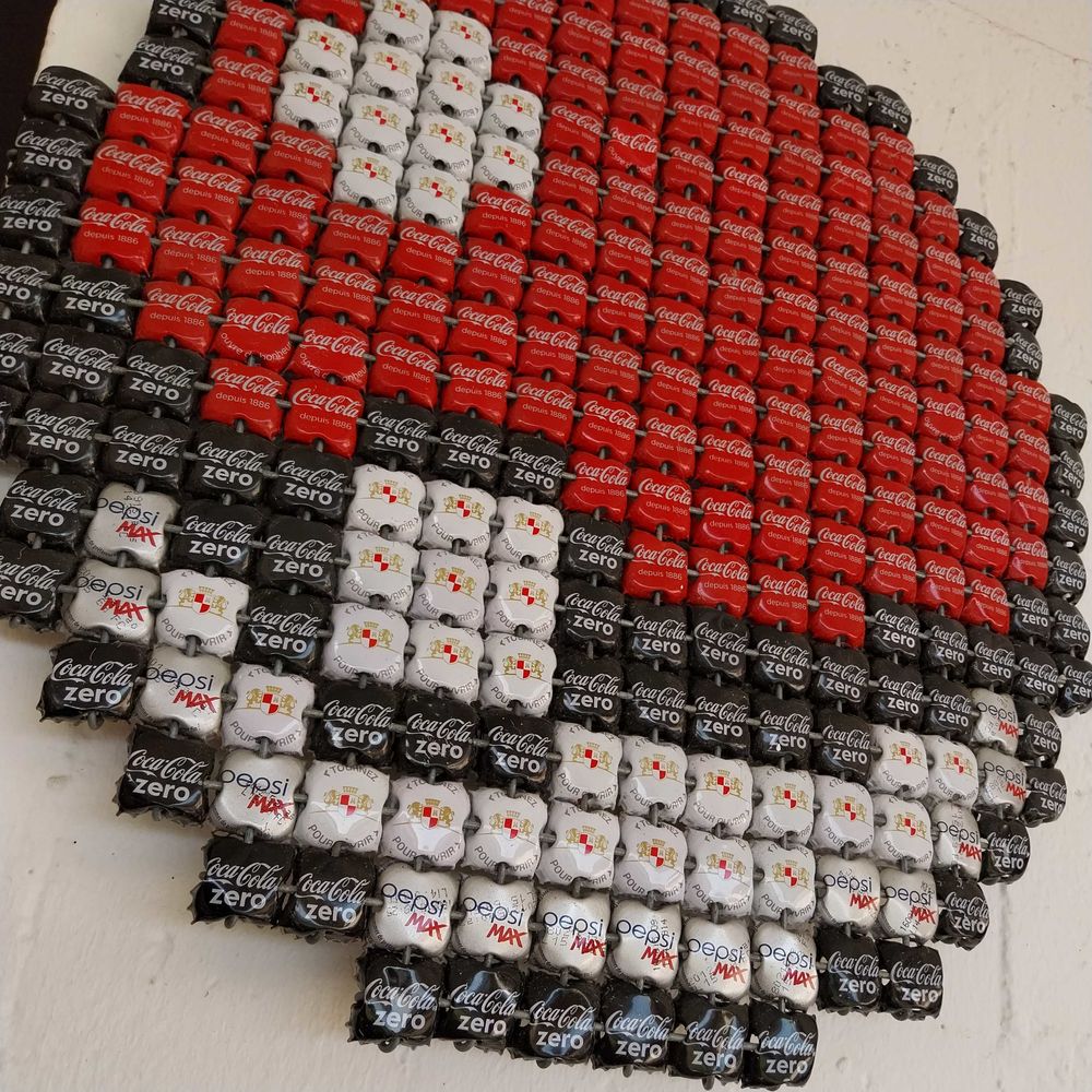 Pokeball d�coration fait �  partir de capsules Coca Cola, Co 100 La Seyne-sur-Mer (83)