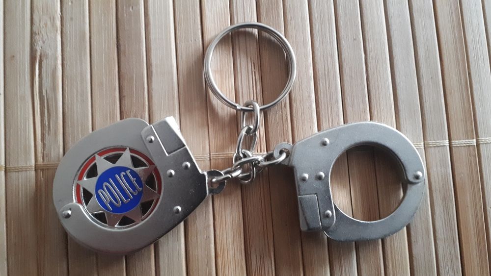 Police - Porte-clés menottes avec jeton de caddie rare - 15 euros 15 Villemomble (93)