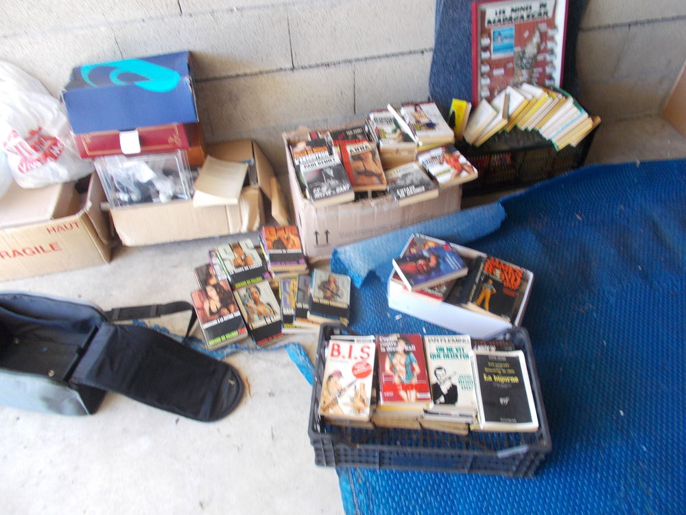 lot de 160 ou 170 policiers en bon �tat 
25 Bourgoin-Jallieu (38)