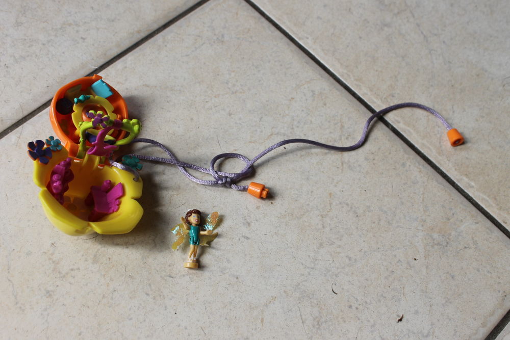 Polly pocket  garden bloom locket 2001
15 Talence (33)