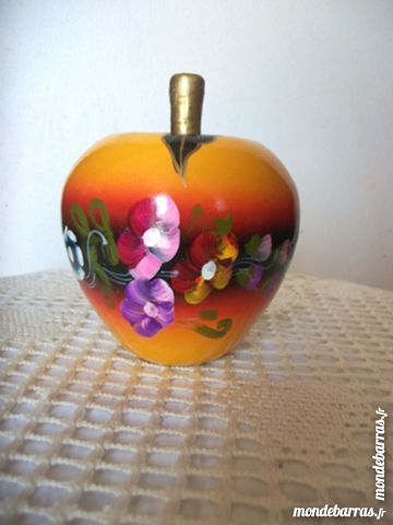 Pomme fruit d�coration bois peint collection 13 Thizy (69)
