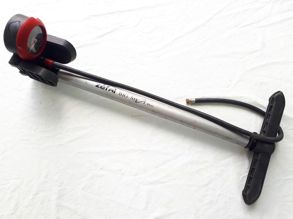 Pompe � pied avec manom�tre ZEFAL 35 Montigny-Lencoup (77)