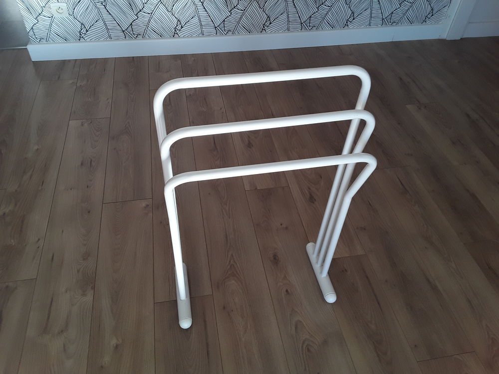 POPORTE SERVIETTE SUR PIEDS 25 Saint-Rapha�l (83)