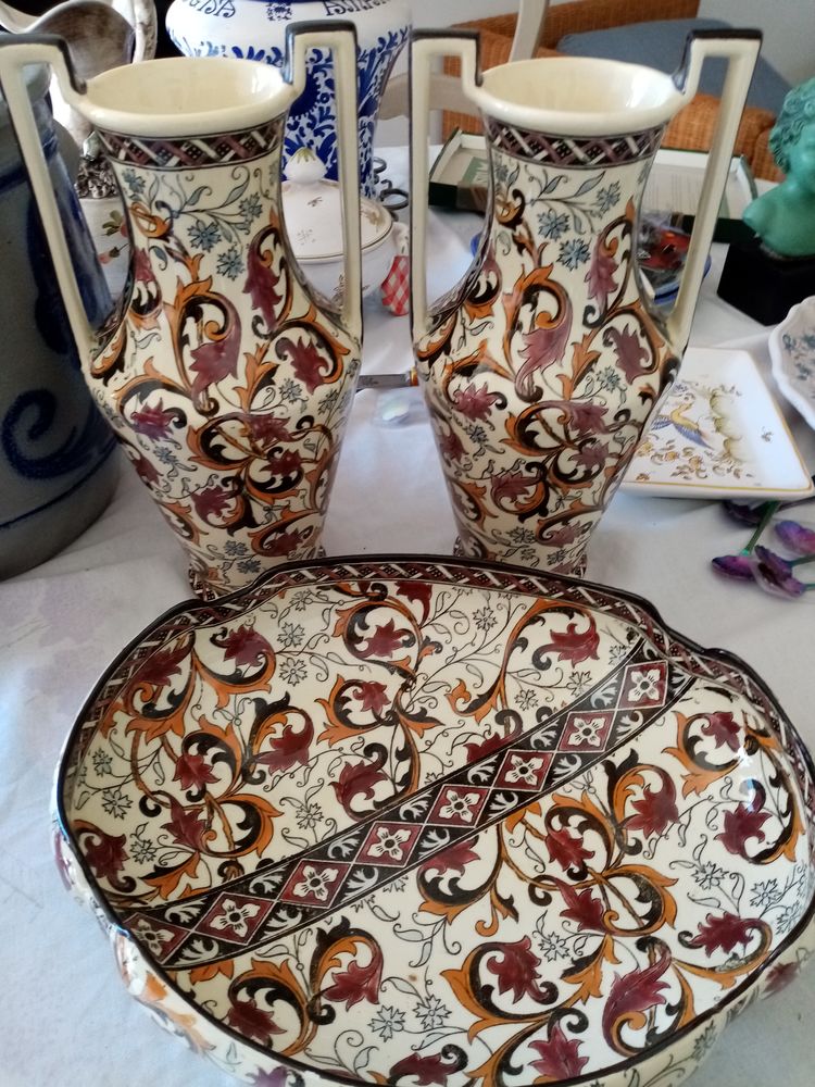 porcelaine de Gien, 2 vases et un vide poche assorti 300 La Verdi�re (83)