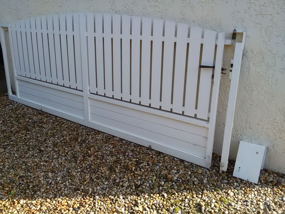 AV portail alu coulissant thermolaque blanc
350 Arveyres (33)