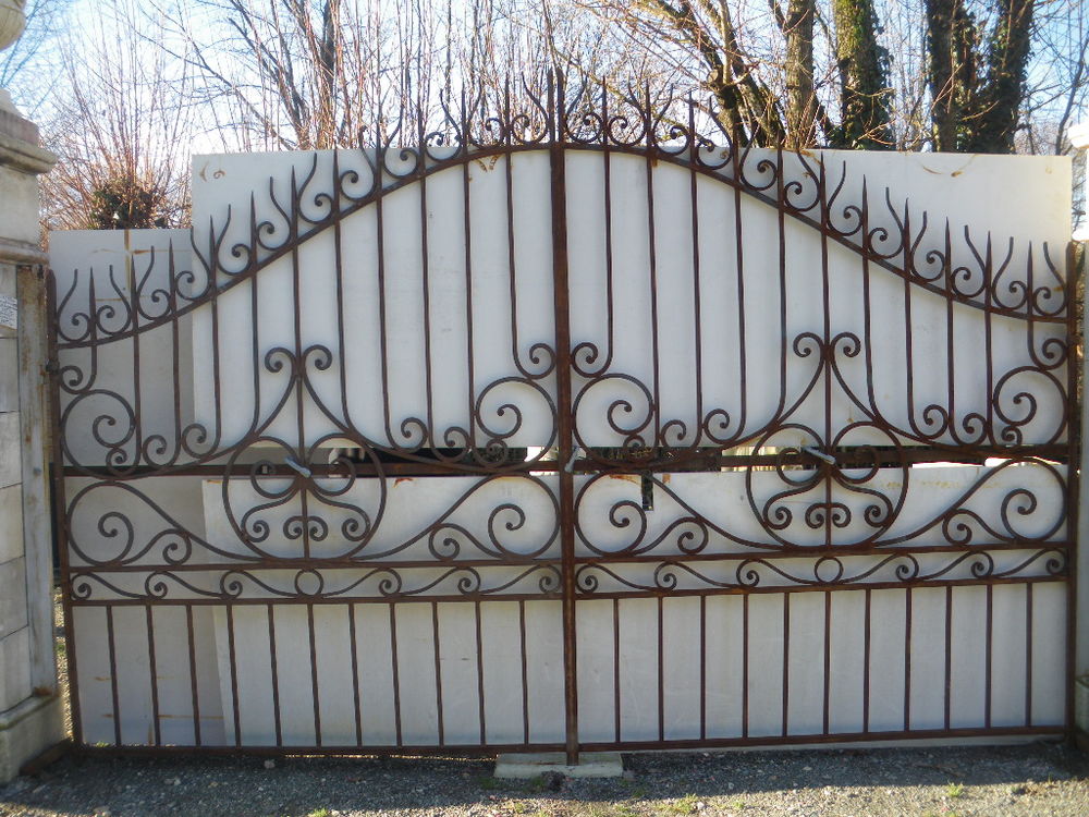 Portail en fer forg�, r��dition de mod�les anciens en fer plein. 3200 Ch�teau-l'�v�que (24)