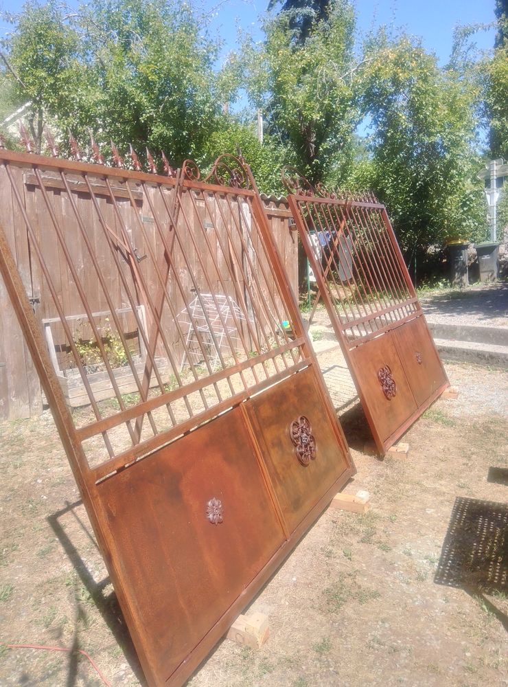 Portail m�tal double vantaux  largeur 2100 hauteur 4000 1200 Foix (09)