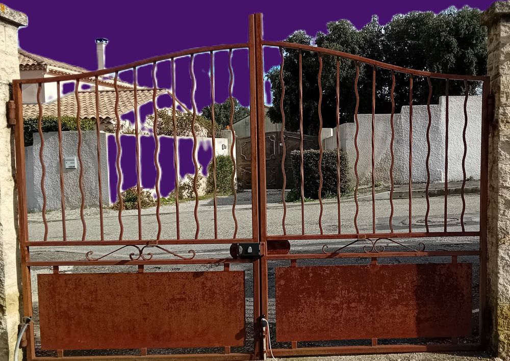 Portail et portillon en fer forg�. 0 Poulx (30)