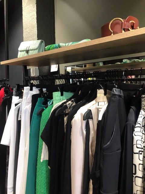 Portant de fabrication italienne , �tat neuf, base noir mat, 100 Lorient (56)